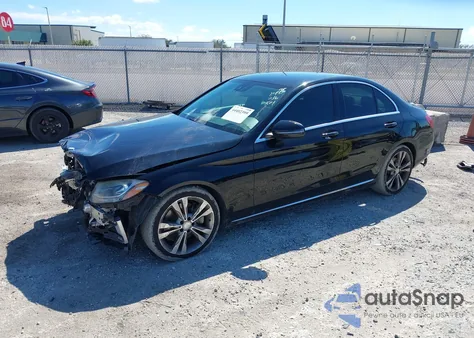 2016 Mercedes-Benz C 300 z USA, uszkodzony, nr VIN 55SWF4JB7GU168843